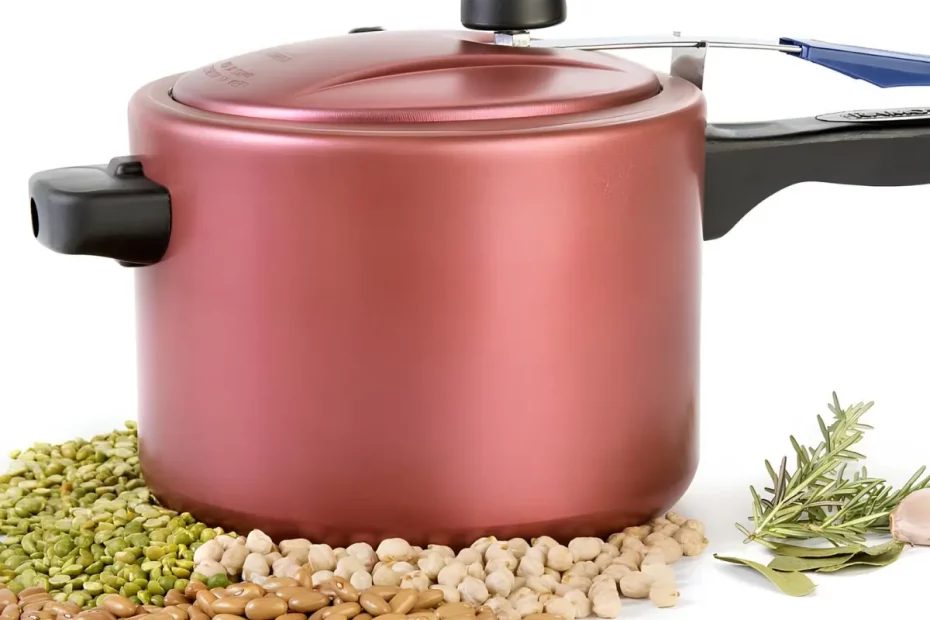 Uma panela de pressão em cima de uma mesa.