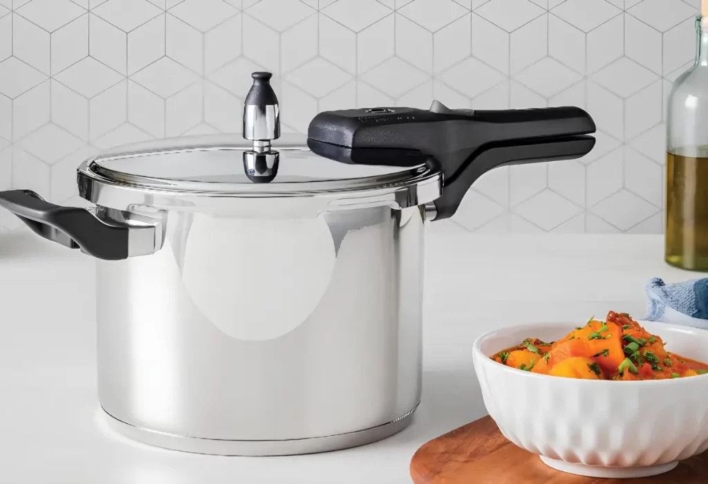 Uma panela de pressão de alumínio em uma mesa.