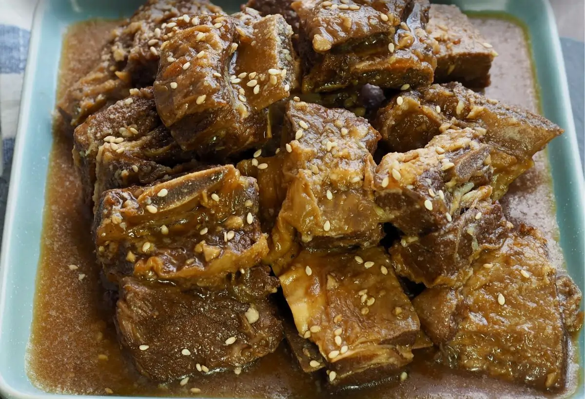 Uma forma com costela gaúcha feita na panela de pressão.