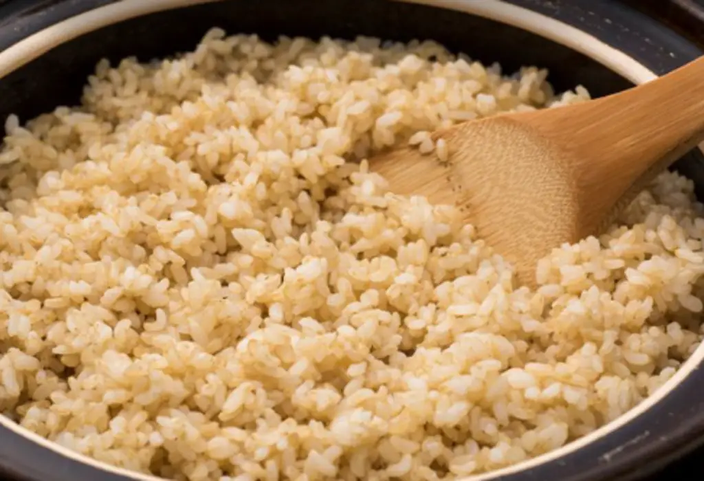 Arroz integral na panela de pressão.