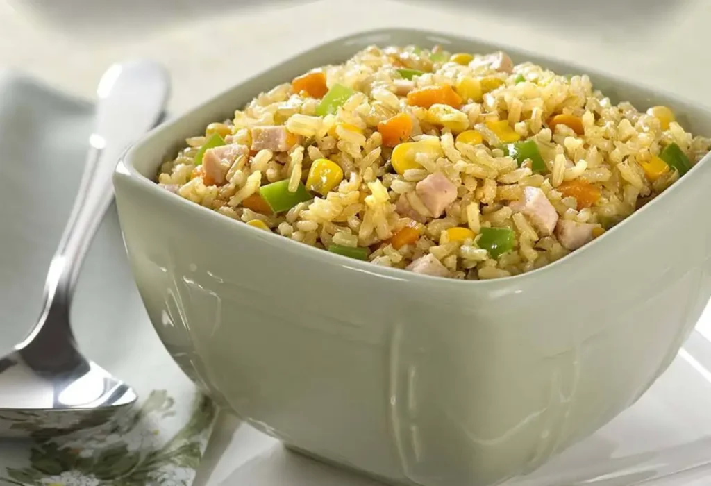 Uma tigela com arroz integral feito na panela de pressão.