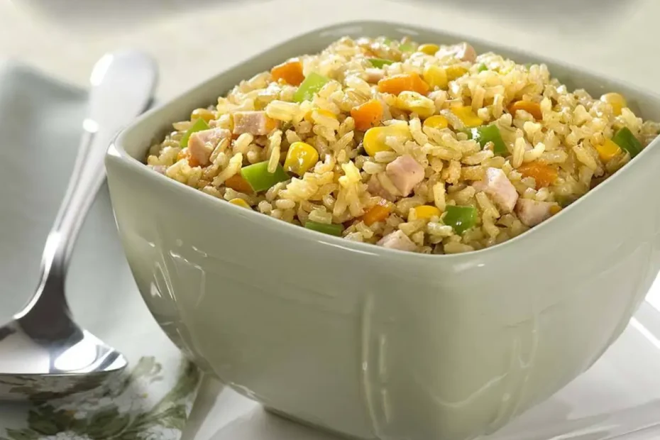 Uma tigela com arroz integral na panela de pressão.