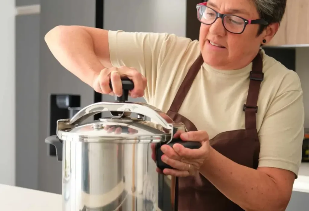 Uma mulher fazendo arroz na panela de pressão.