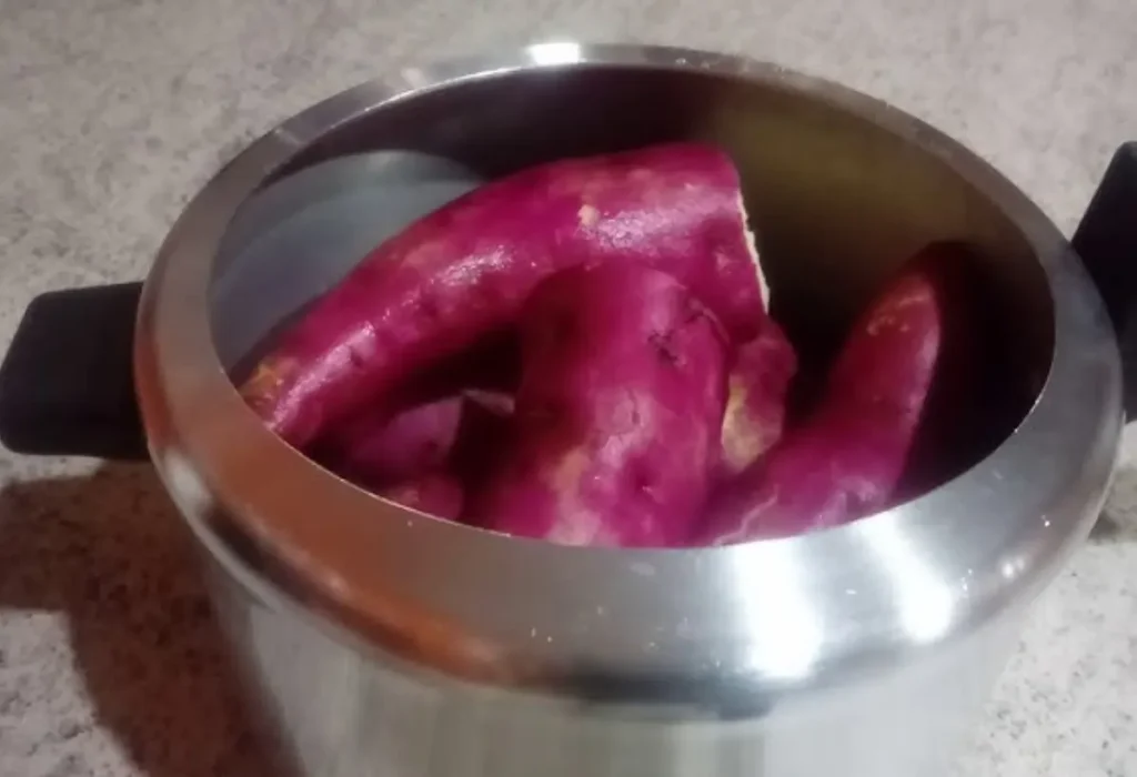 Batata doce sendo cozida na panela de pressão.