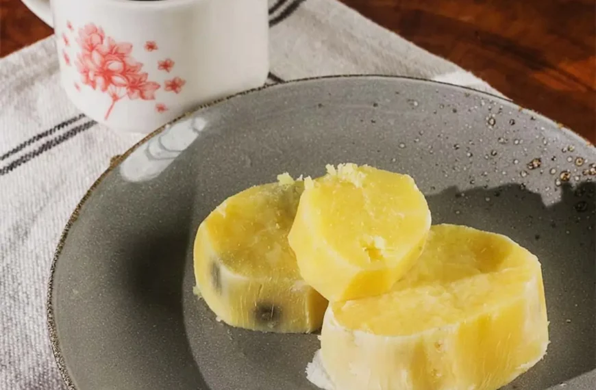 Um prato com batata doce feita na panela de pressão.