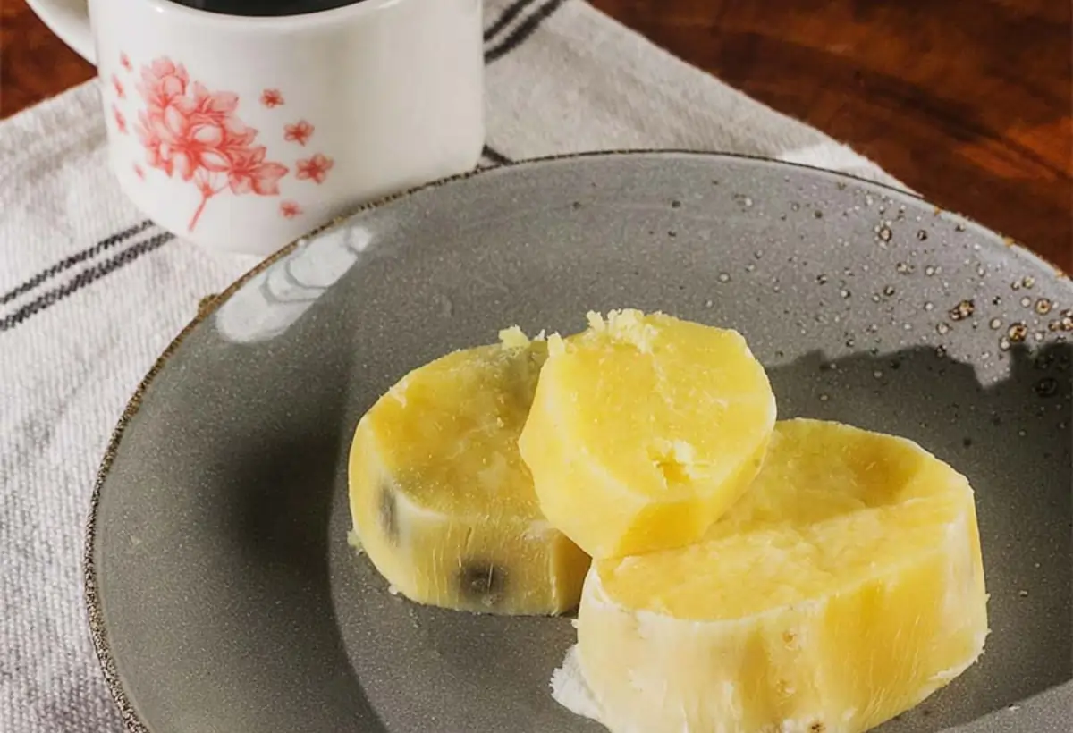 Um prato com batata doce feita na panela de pressão.