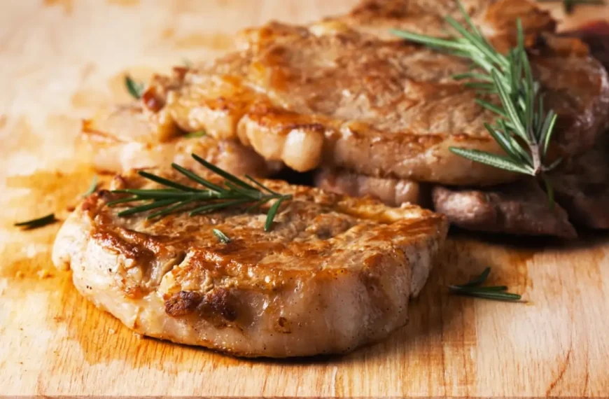 bisteca de porco feita na panela de pressão.