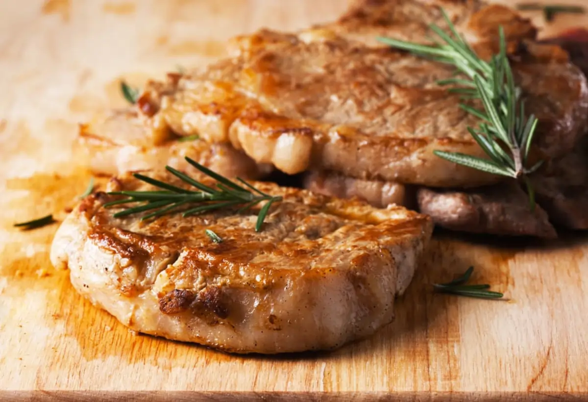 bisteca de porco feita na panela de pressão.