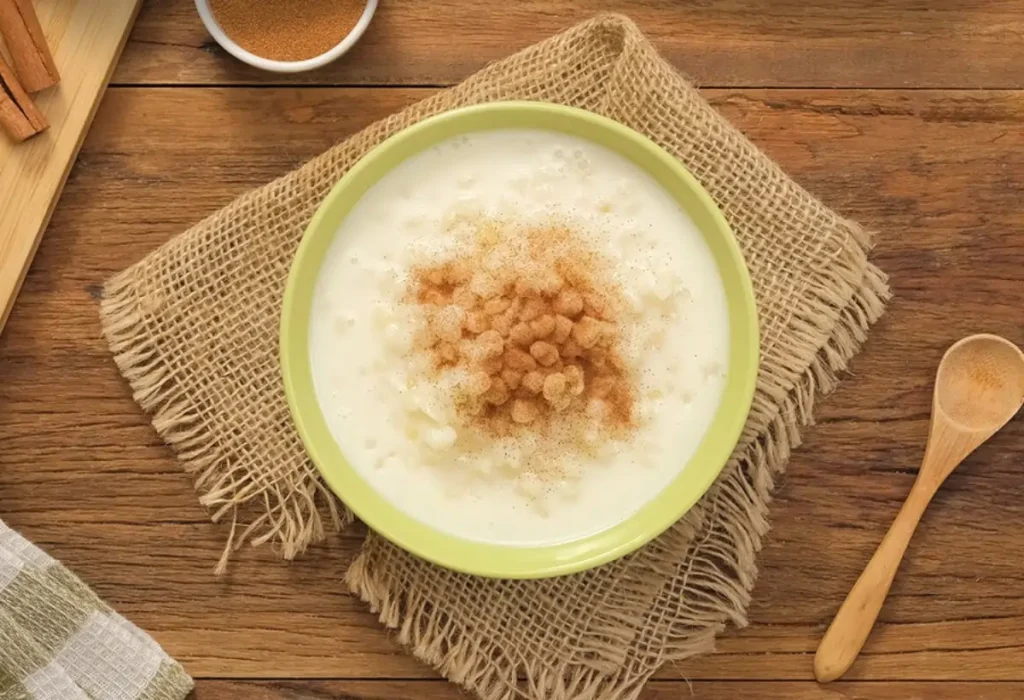 Uma tigela com canjica feita na panela de pressão pronta para ser servida.