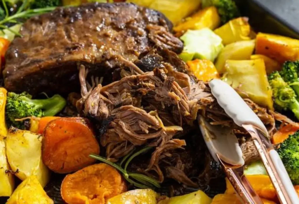 carne assada feita na panela de pressão pronta para ser servida.