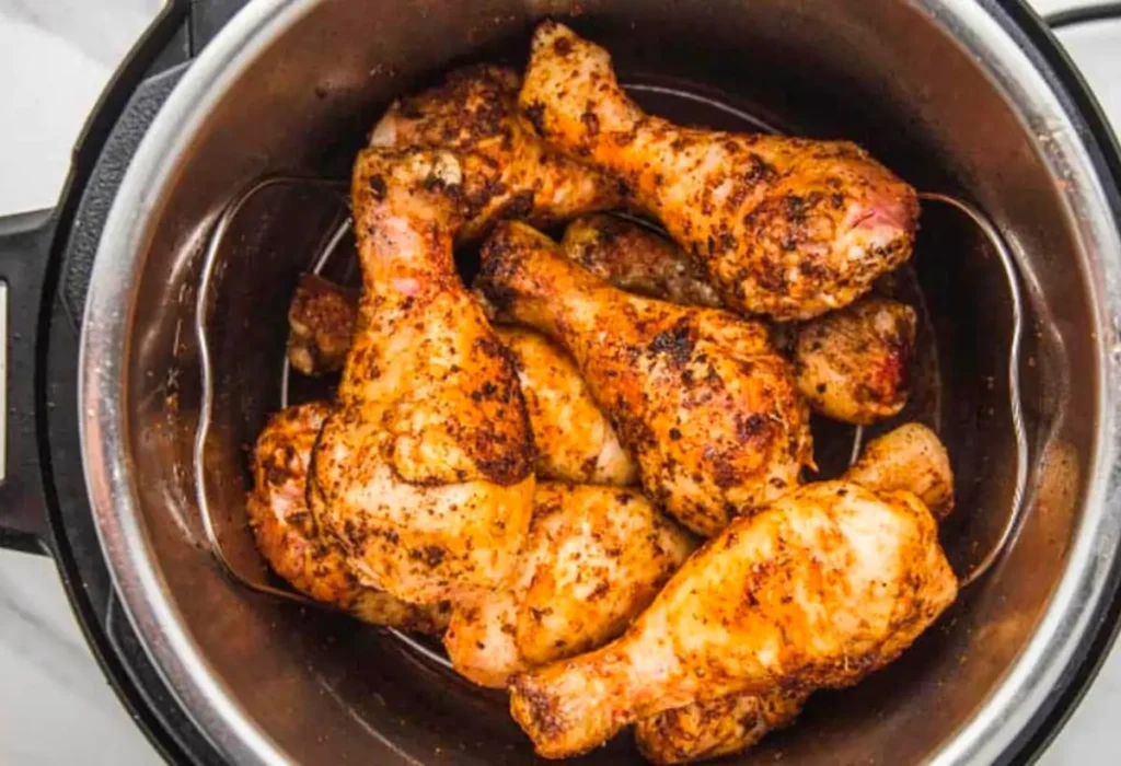 Coxa de frango sendo preparada na panela de pressão.