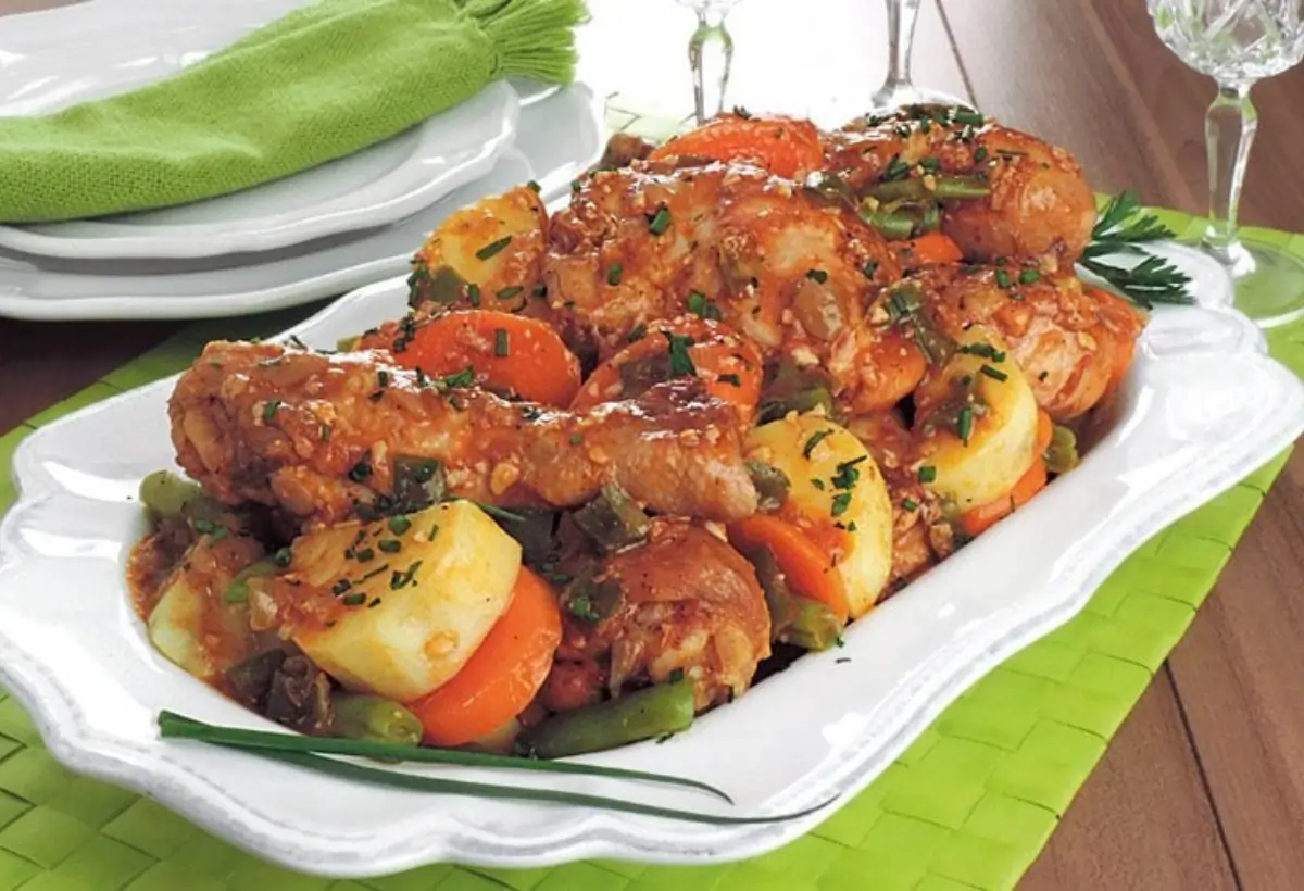 Uma travessa de coxa de frango na panela de pressão.