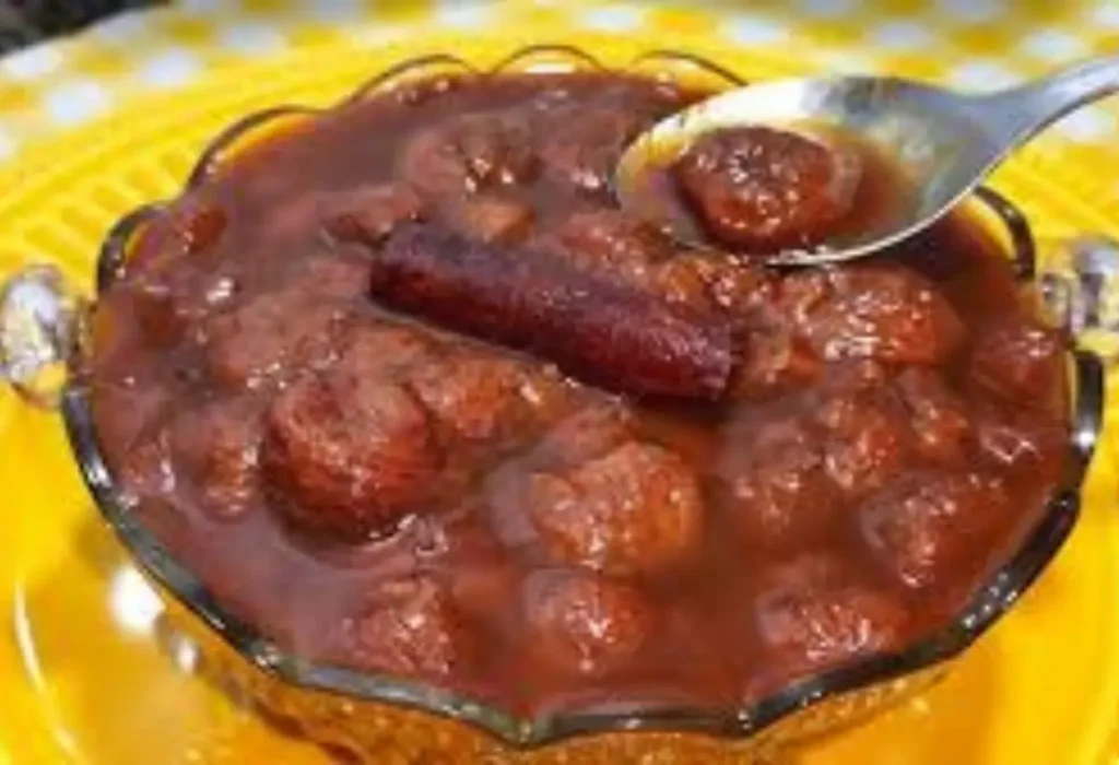 Um refratário de vidro com doce de banana na panela de pressão.