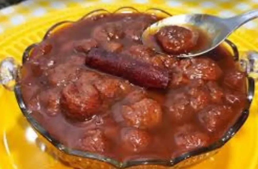 Um refratário de vidro com doce de banana na panela de pressão.