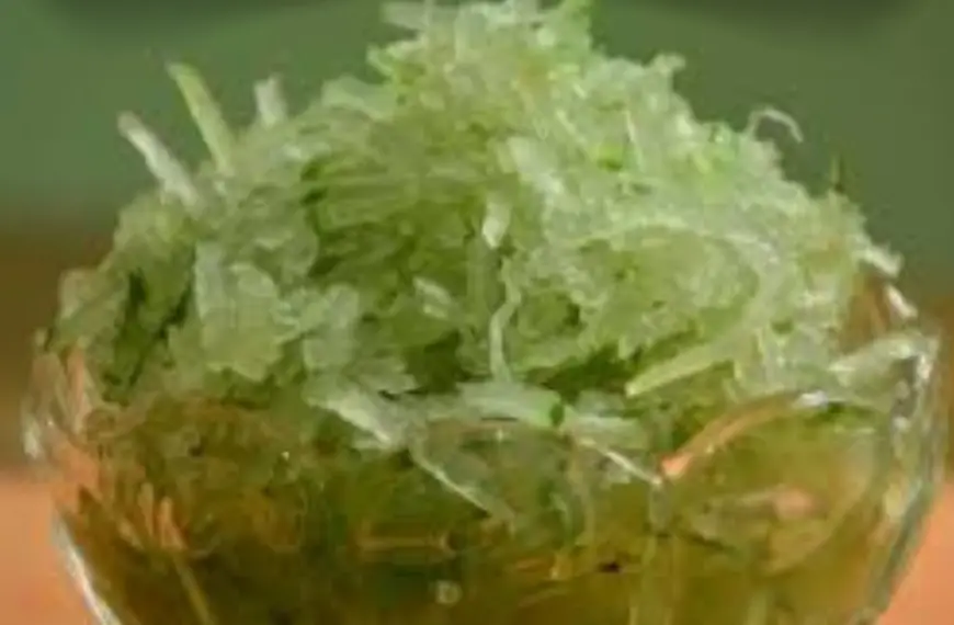 Uma tigela de doce de mamão feito na panela de pressão.