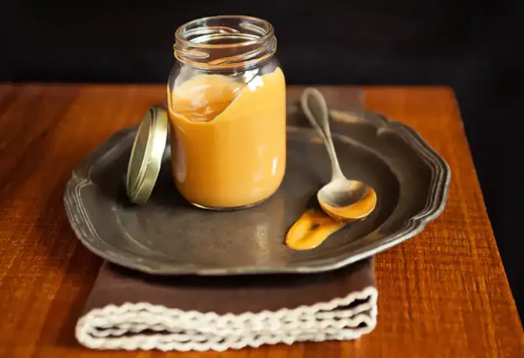 Um doce de leite feito na panela de pressão em cima de uma mesa pronto para ser servido.