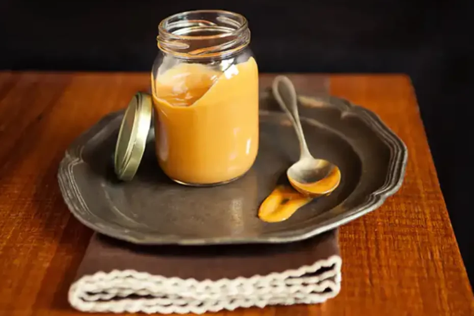 Um doce de leite feito na panela de pressão em cima de uma mesa pronto para ser servido.