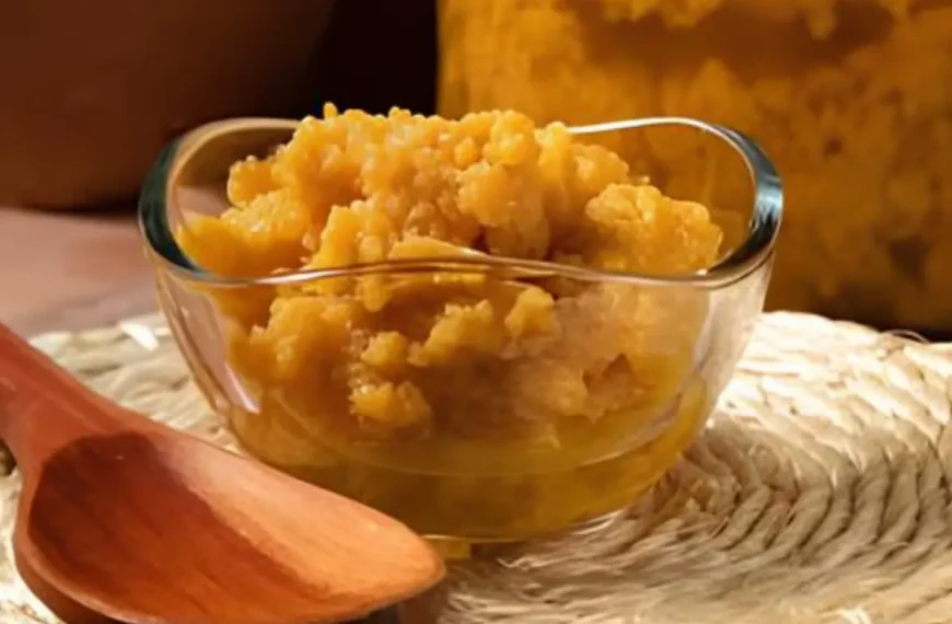 Doce de leite talhado em cima de uma mesa pronto para ser servido.