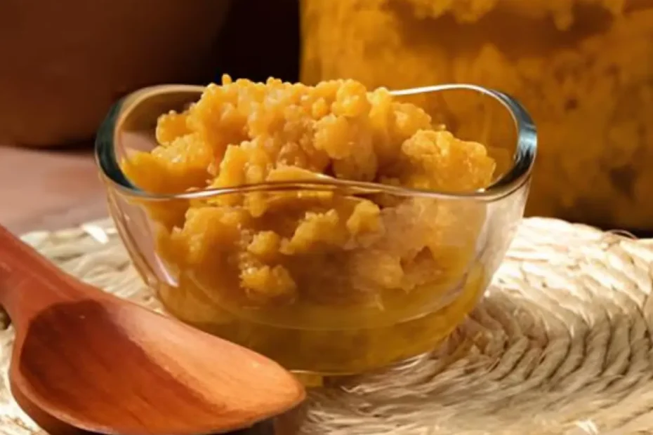 Doce de leite talhado em cima de uma mesa pronto para ser servido.