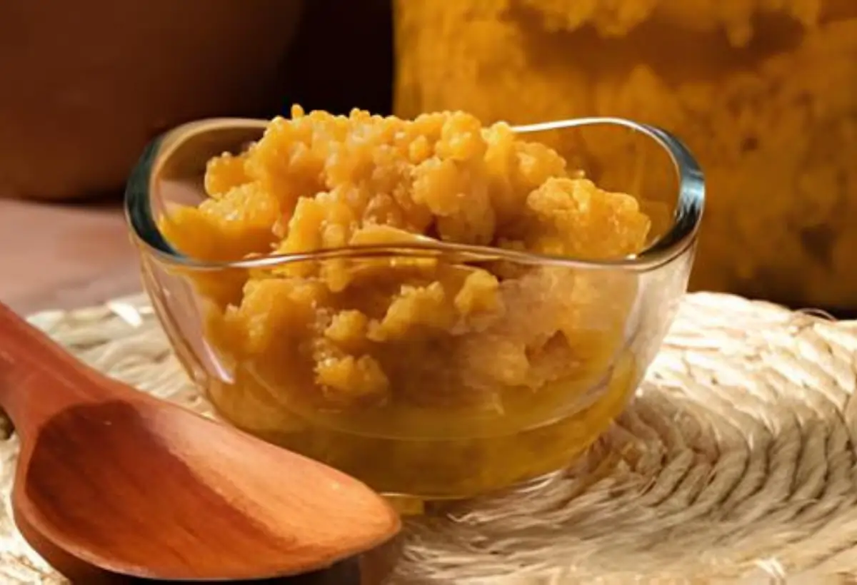 Doce de leite talhado em cima de uma mesa pronto para ser servido.