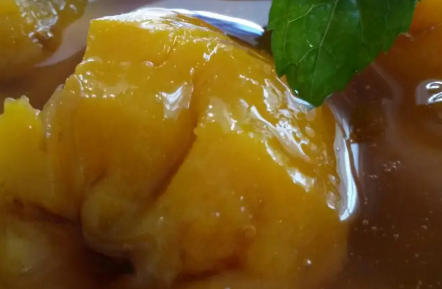 Um doce de pêssego feito na panela de pressão.