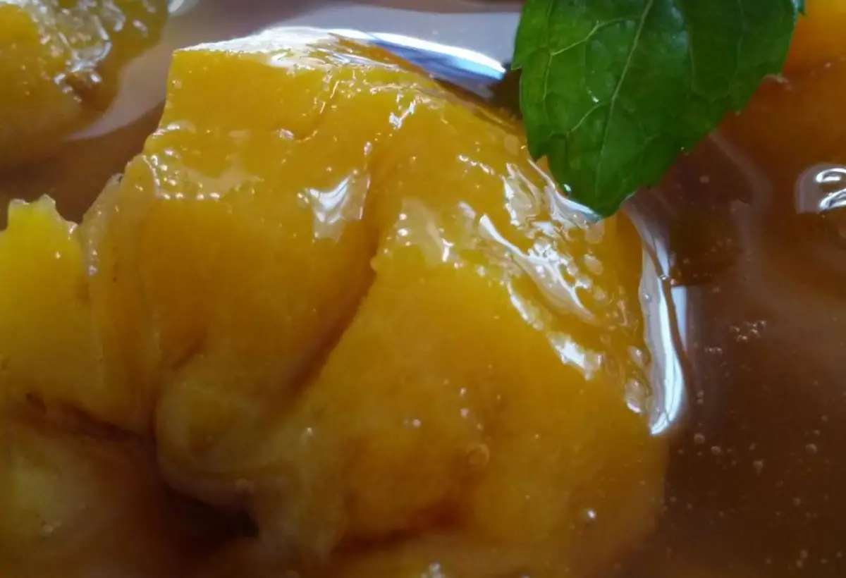 Um doce de pêssego feito na panela de pressão.