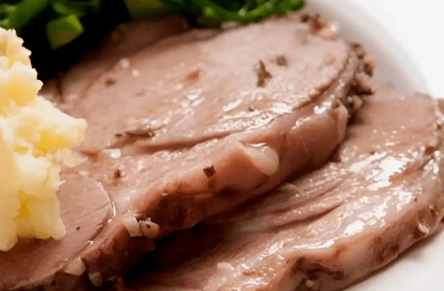 um prato com lagarto feito na panela de pressão.