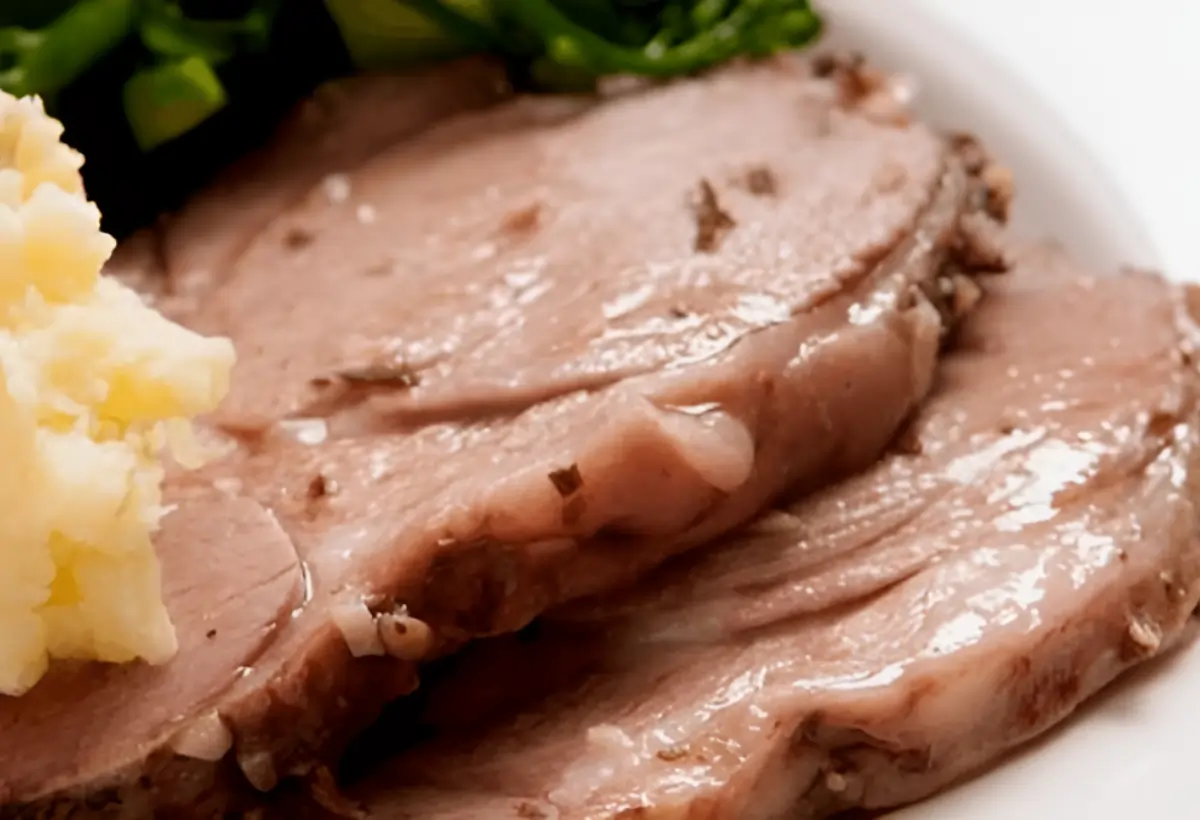 um prato com lagarto feito na panela de pressão.