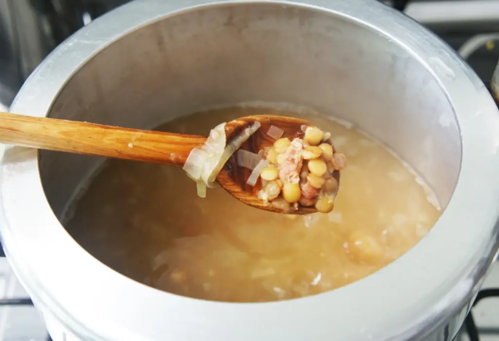 Lentilha sendo feita na panela de pressão.