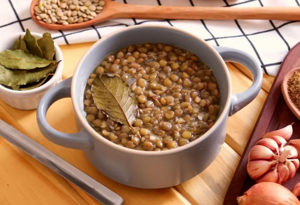 Uma lentilha feita na panela de pressão em uma mesa pronta para ser servida.