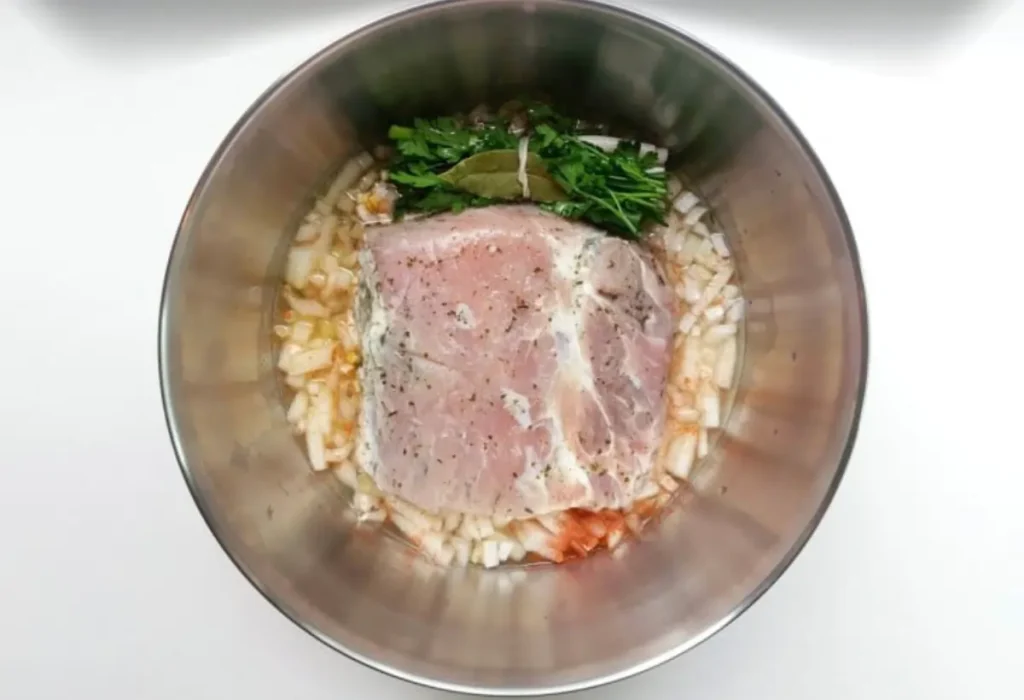 um lombo sendo feito na panela d epressão.