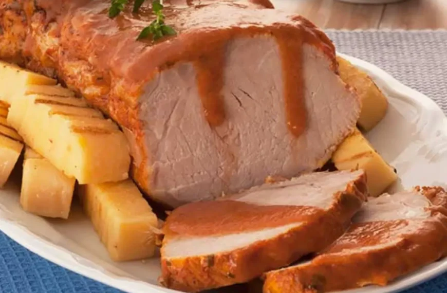 Um prato com lombo feito na panela de pressão pronto para ser servido.