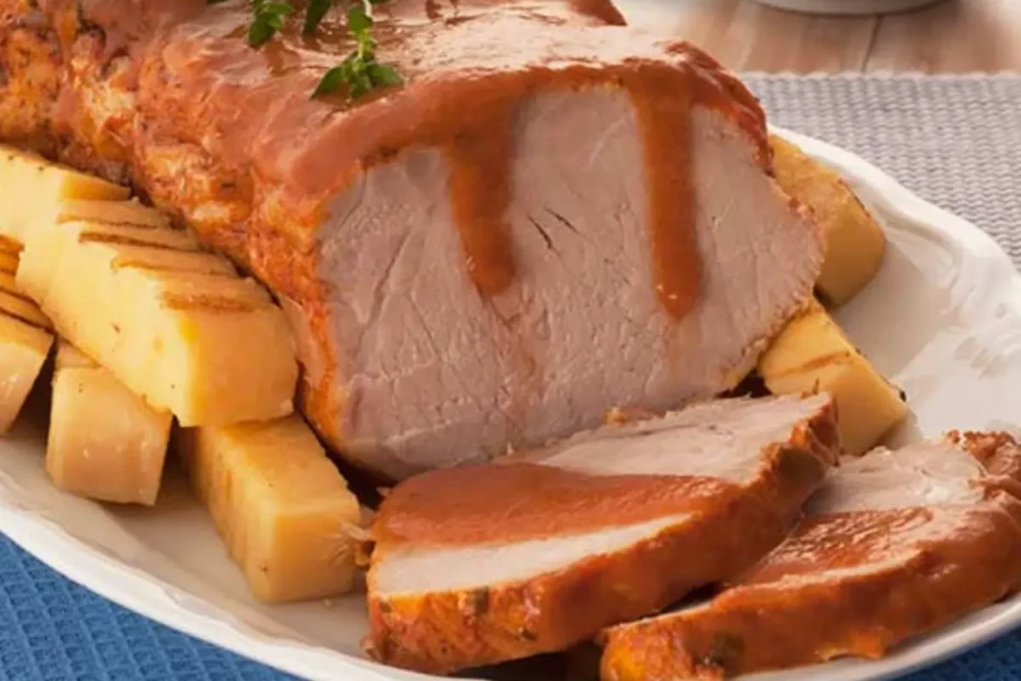 Um prato com lombo feito na panela de pressão pronto para ser servido.