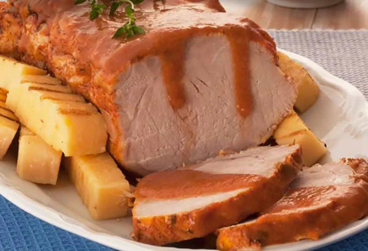 Um prato com lombo feito na panela de pressão pronto para ser servido.