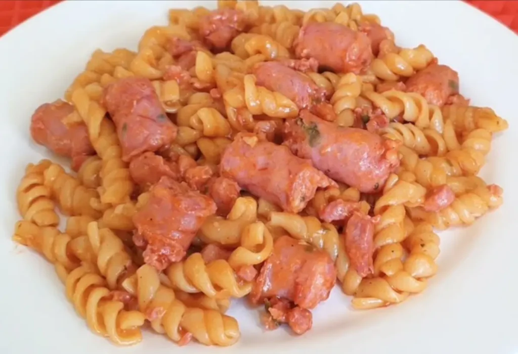 Um prato com macarrão com linguiça feito na panela de pressão.