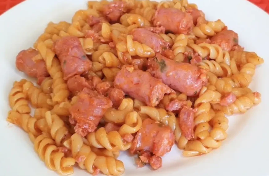 Um prato com macarrão com linguiça na panela de pressão.