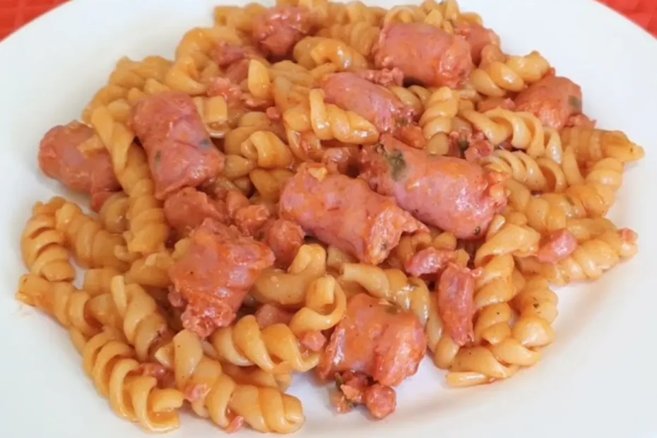 Um prato com macarrão com linguiça na panela de pressão.