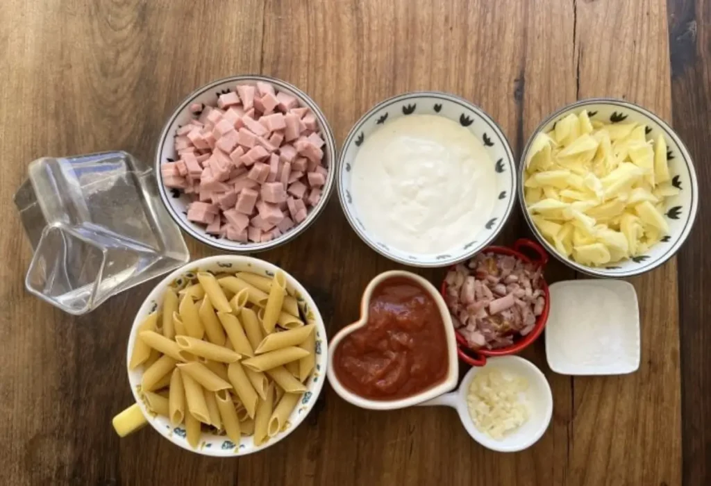 ingredientes para fazer macarrão cremoso na panela de pressão em cima de uma mesa.