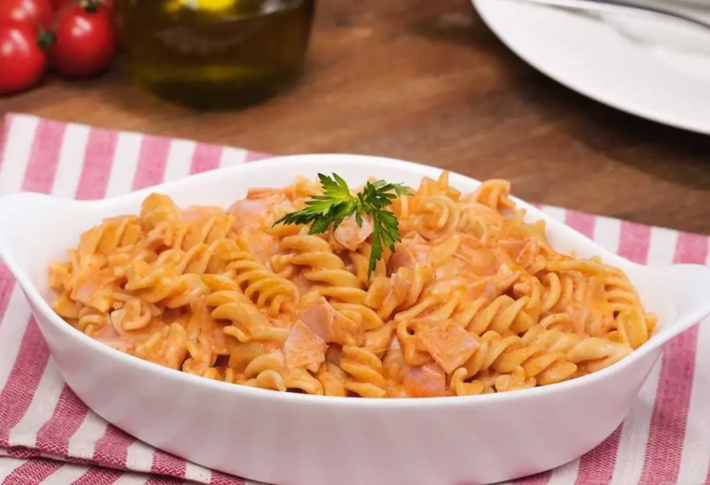 um refratário com macarrão feito na panela de pressão.