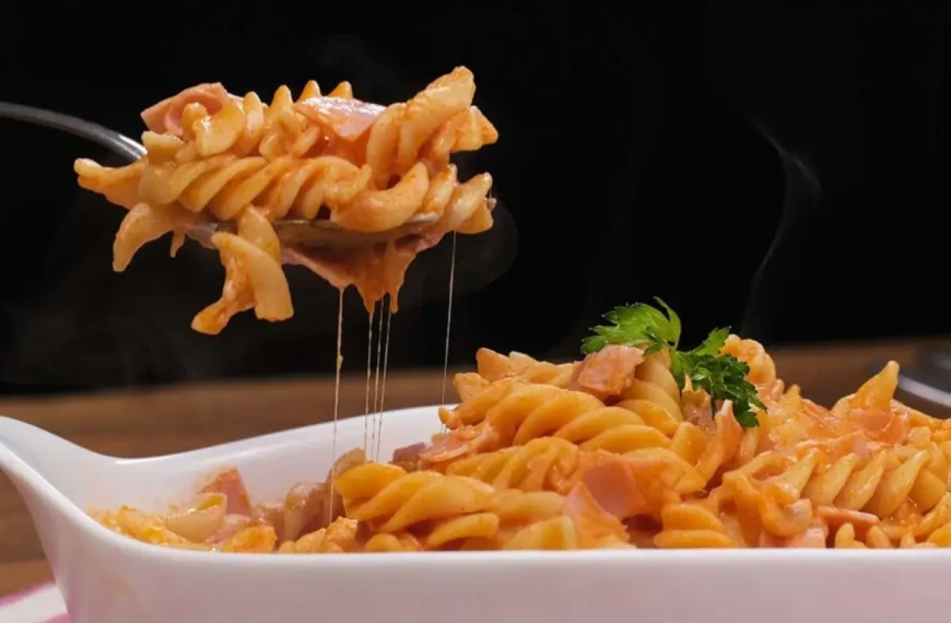 um refratário com macarrão feito na panela de pressão.