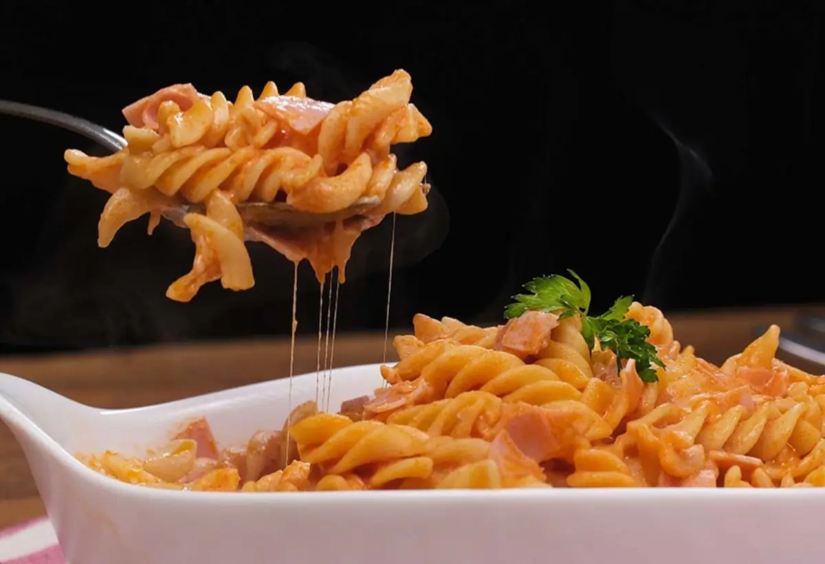 um refratário com macarrão feito na panela de pressão.