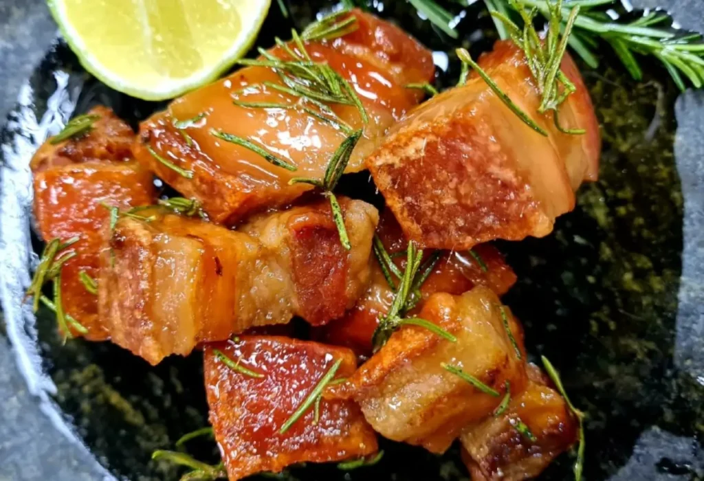 Um prato com panceta feita na panela de pressão.