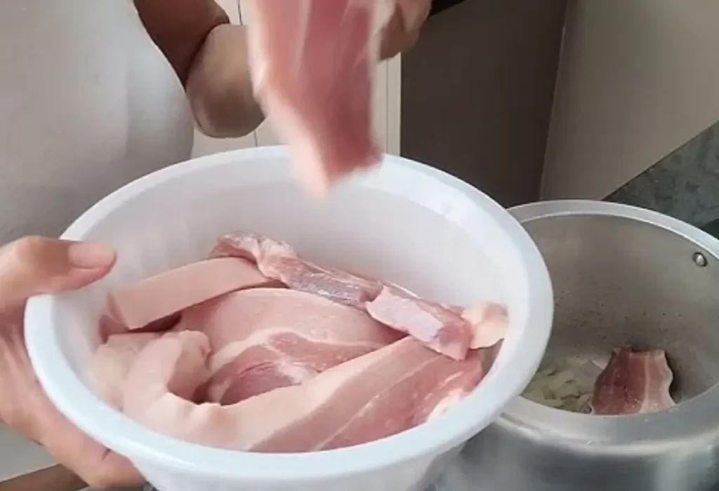 Panceta sendo feita na panela de pressão.