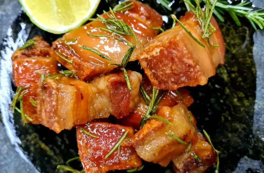 Um prato com panceta feita na panela de pressão