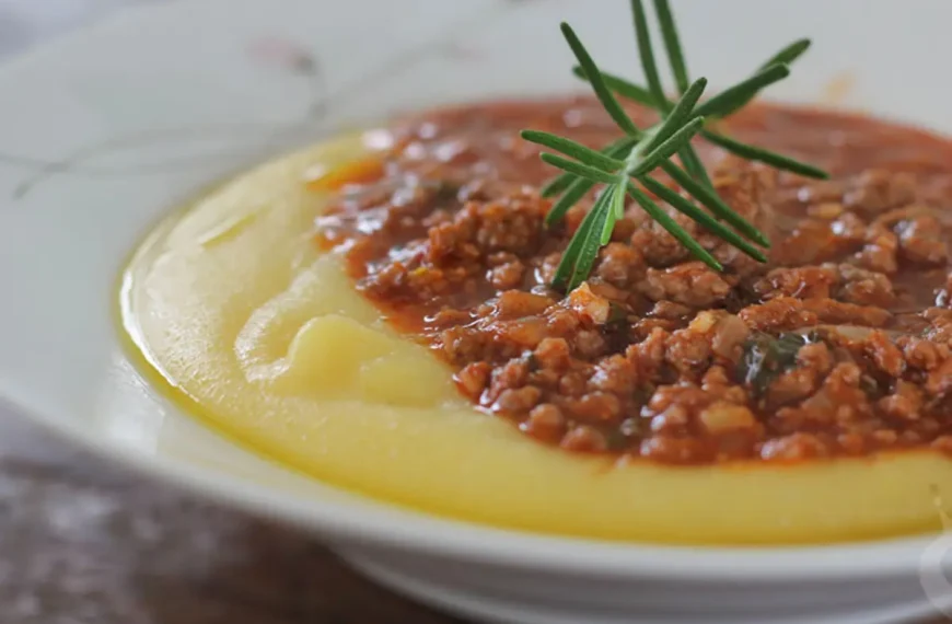 Um prato com polenta feita na panela de pressão.