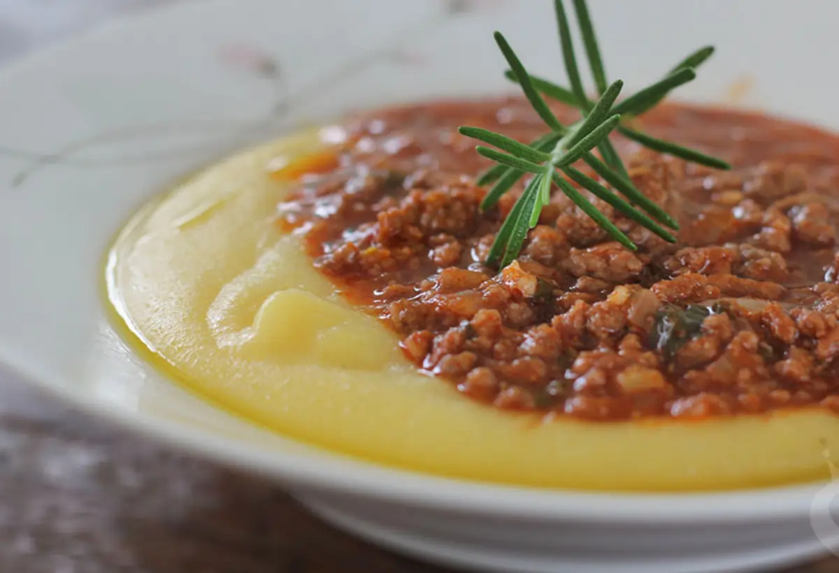 Um prato com polenta feita na panela de pressão.