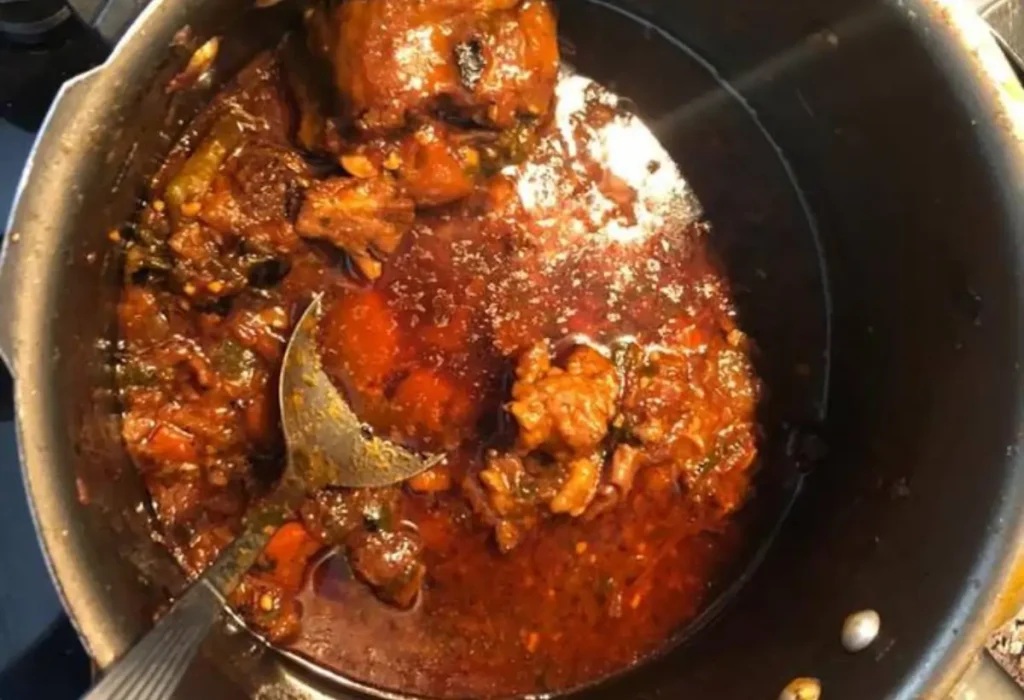 Uma rabada sendo feito em uma panela de pressão.