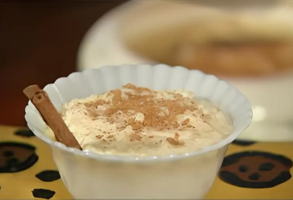 Uma tigela de arroz doce feito na panela de pressão.