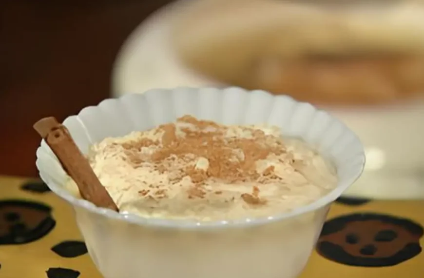 Uma tigela de arroz doce feito na panela de pressão.