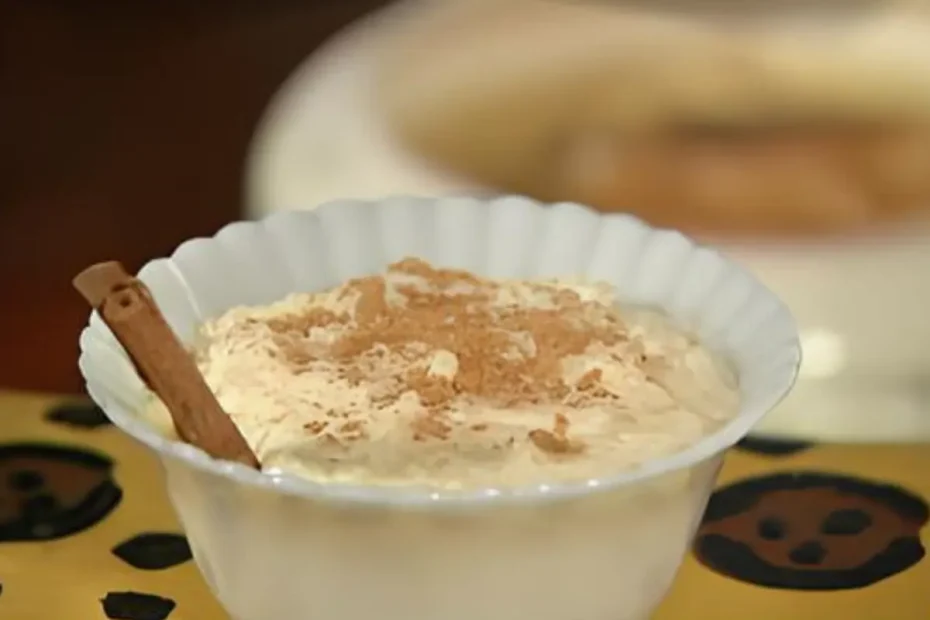 Uma tigela de arroz doce feito na panela de pressão.